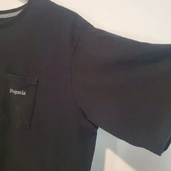 Patagonia Men's T-shirt Large Black Logo Ridge Pocket Responsibili-Tee Outdoors - Picture 5 of 12